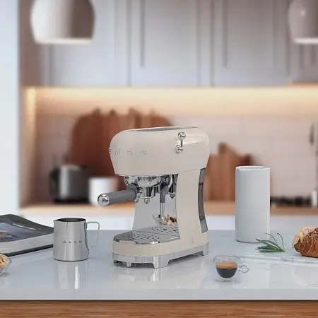 Smeg ECF02CREU