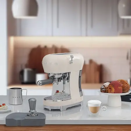 Smeg ECF02CREU